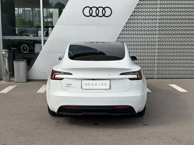Tesla Model 3 — Фото автомобиля 4