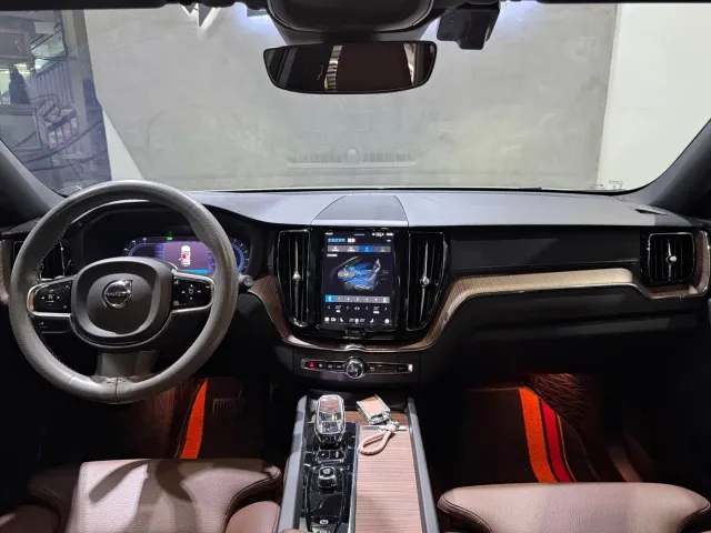 Volvo XC60 — Фото автомобиля 4