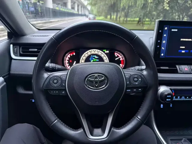 Toyota RAV4 — Фото автомобиля 9