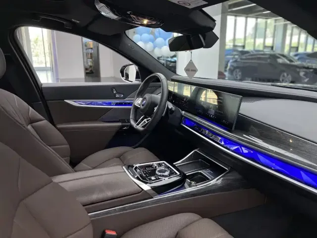 BMW BMW 7 Series 2023 740Li Exclusive M Sport Package — Фото автомобиля 17