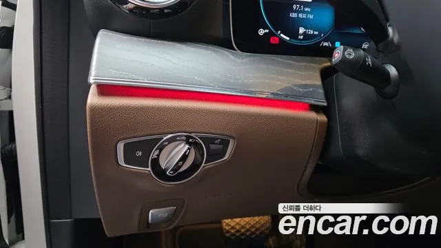Mercedes-Benz E-Class — Фото автомобиля 27