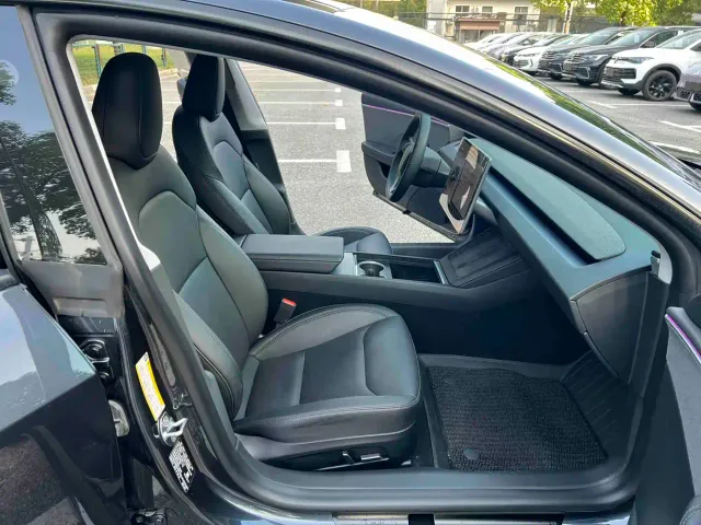 Tesla Model 3 — Фото автомобиля 10