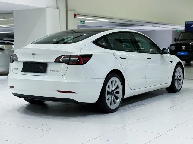 Tesla Model 3 — Фото автомобиля 6