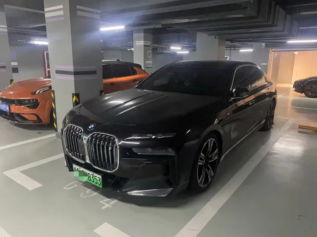 Фотография автомобиля — BMW i7