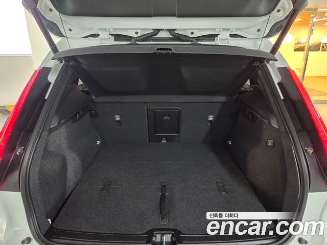 Volvo XC40 — Фото автомобиля 19