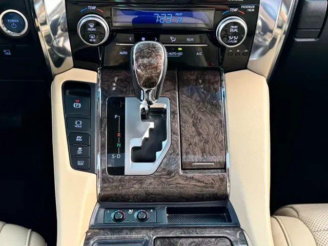 Toyota Vellfire — Фото автомобиля 12