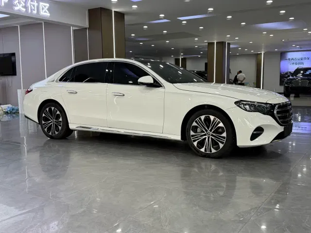 Mercedes-Benz E-Class — Фото автомобиля 3