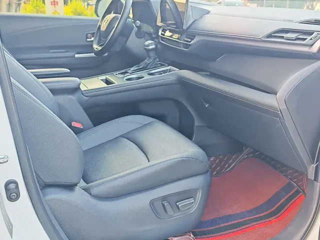 Toyota Sienna — Фото автомобиля 4