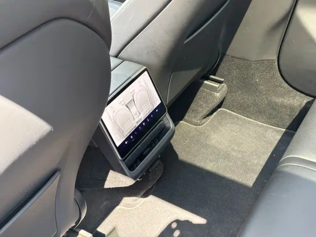 Tesla Model Y — Фото автомобиля 19