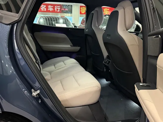 Volvo XC70 Plug-in Hybrid — Фото автомобиля 9