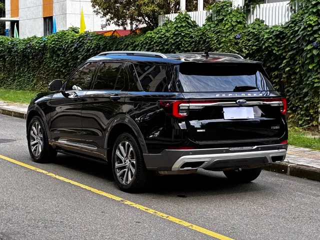 Ford Explorer — Фото автомобиля 8