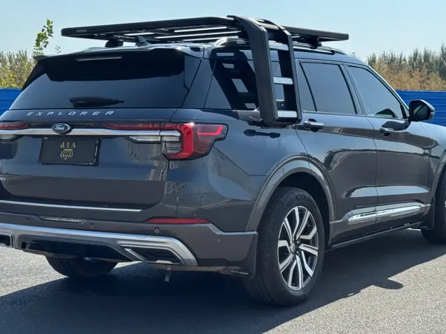 Ford Explorer — Фото автомобиля 9
