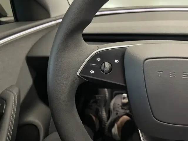 Tesla Model 3 — Фото автомобиля 21