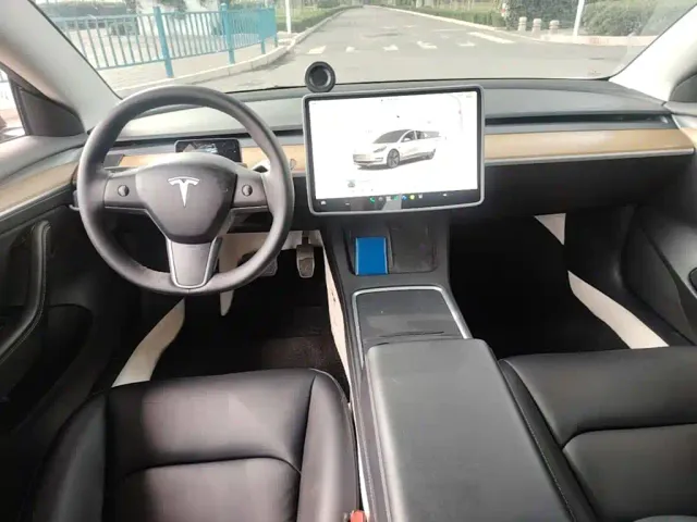 Tesla Model 3 — Фото автомобиля 9