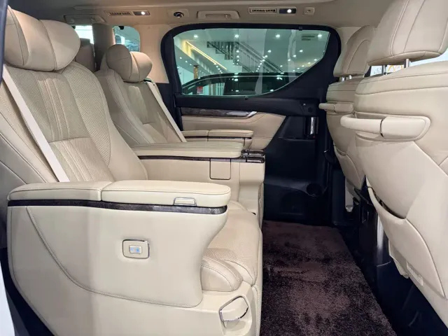 Toyota Alphard — Фото автомобиля 12