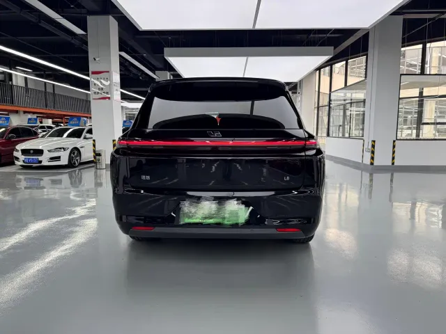 Li Auto Li L8 2023 Pro — Фото автомобиля 16