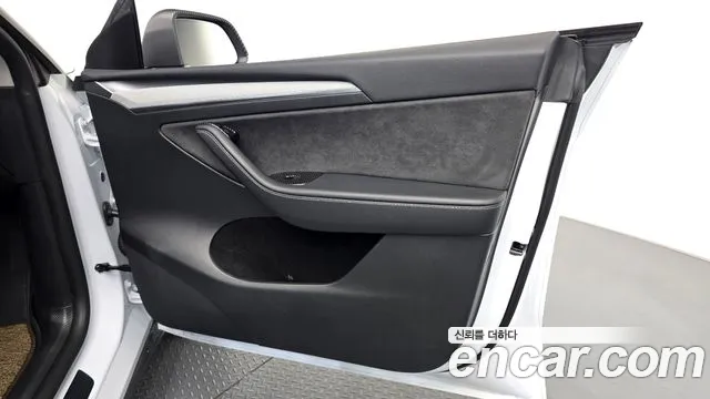 Tesla Model Y — Фото автомобиля 6