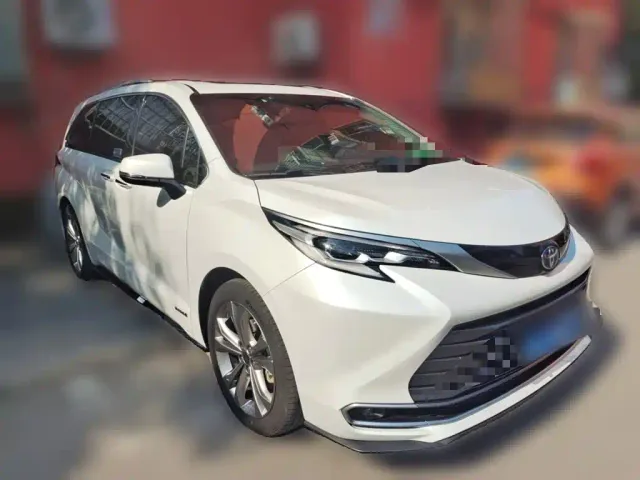 Toyota Sienna — Фото автомобиля 23