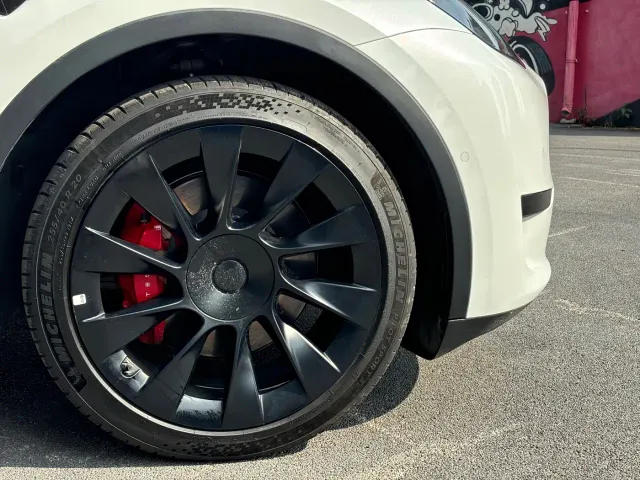 Tesla Model Y — Фото автомобиля 19