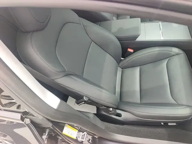Tesla Model 3 — Фото автомобиля 24