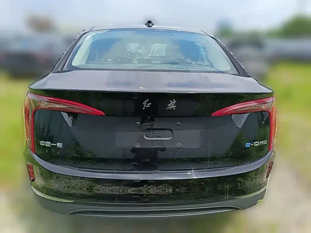 Hongqi E-QM5 — Фото автомобиля 7