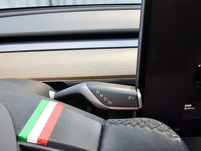 Tesla Model Y — Фото автомобиля 26