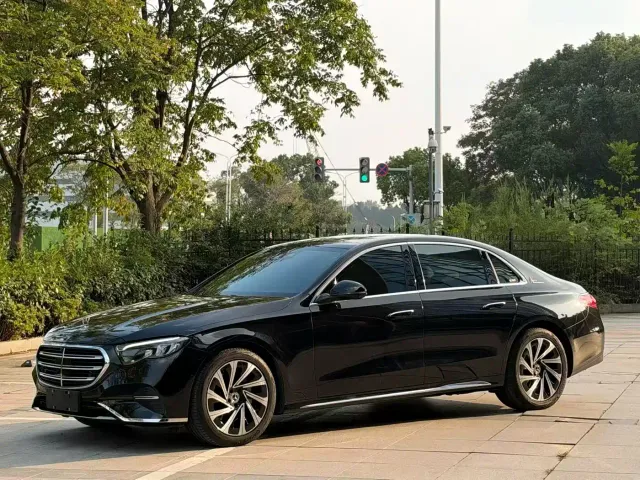 Mercedes-Benz E-Class — Фото автомобиля 2