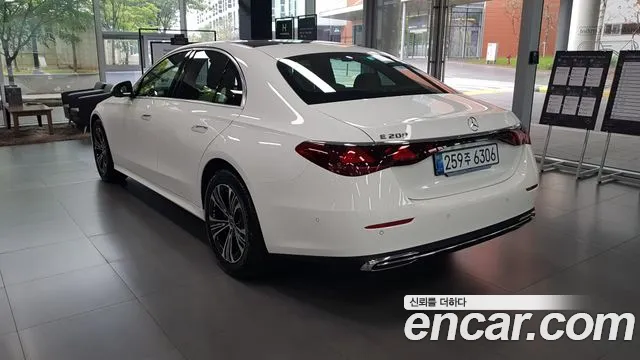 Mercedes-Benz E-Class — Фото автомобиля 7