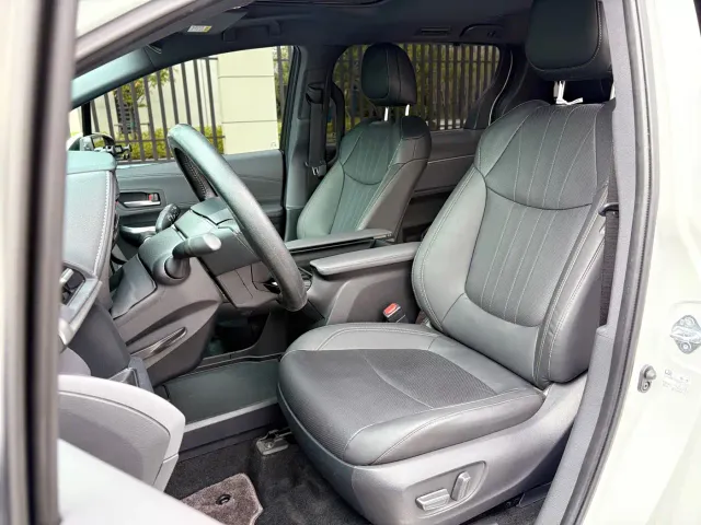 Toyota Sienna — Фото автомобиля 7