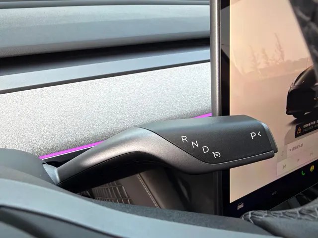 Tesla Model Y — Фото автомобиля 13