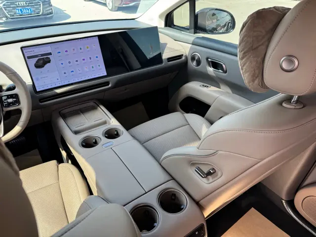 Li Auto i8 — Фото автомобиля 16