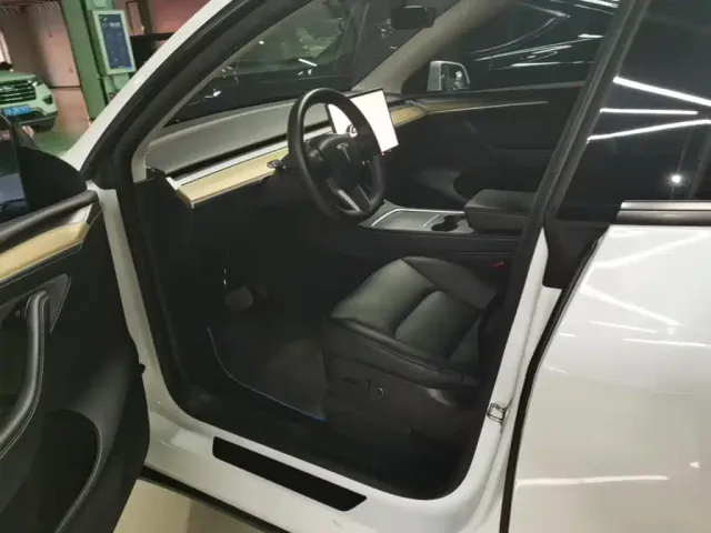 Tesla Model Y — Фото автомобиля 14