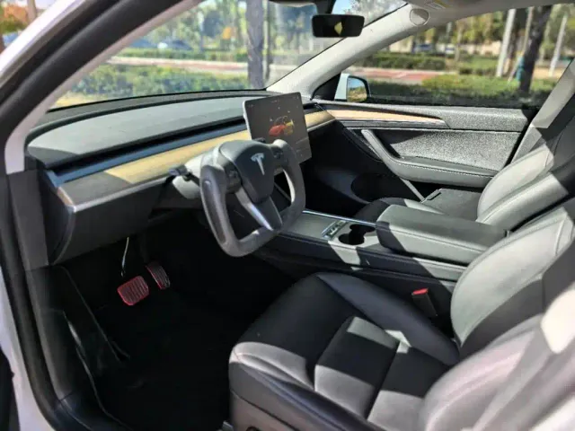Tesla Model Y — Фото автомобиля 5