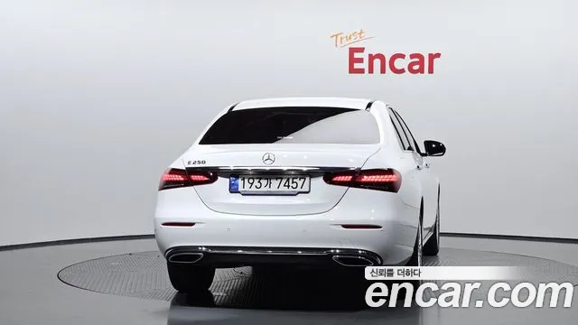 Mercedes-Benz E-Class — Фото автомобиля 3