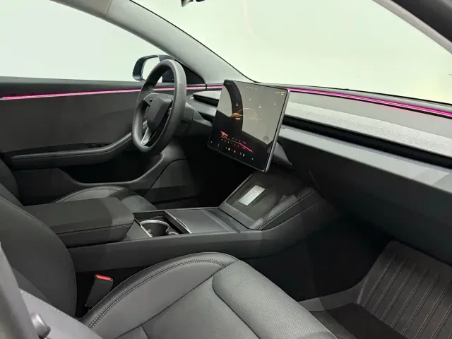 Tesla Model 3 — Фото автомобиля 11