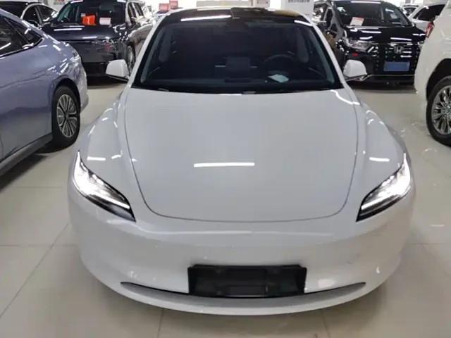 Tesla Model 3 — Фото автомобиля 2