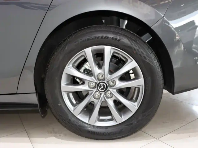 Mazda Axela — Фото автомобиля 19