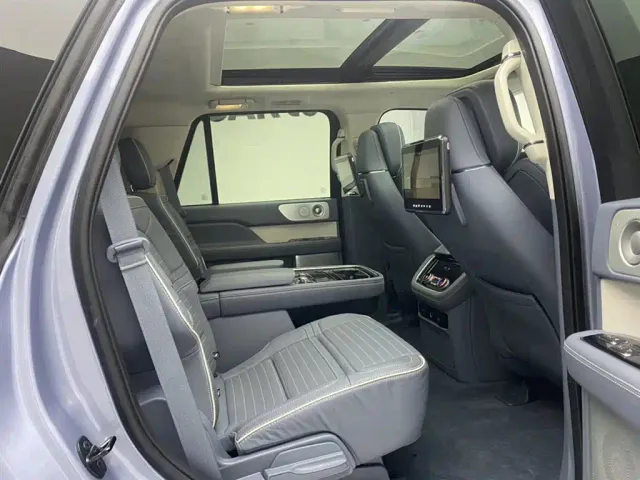 Lincoln Navigator — Фото автомобиля 24