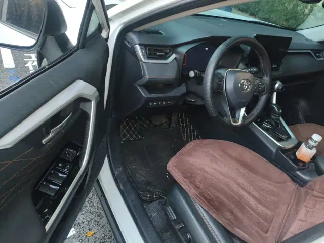 Toyota RAV4 — Фото автомобиля 12