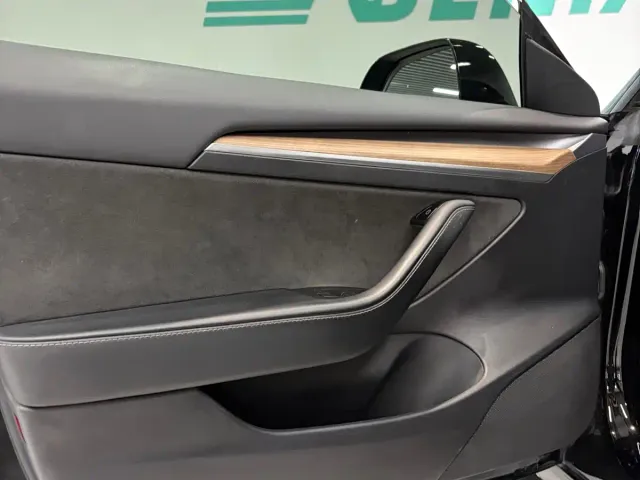 Tesla Model 3 — Фото автомобиля 10