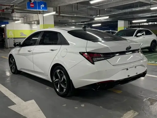 Hyundai Elantra 2022 1.5L CVT LUX Premium Edition — Фото автомобиля 6