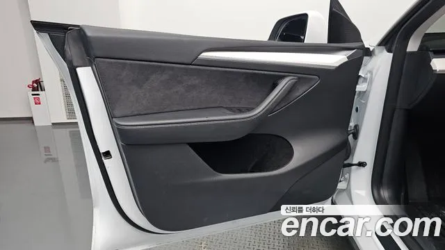 Tesla Model Y — Фото автомобиля 22