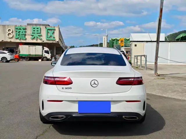 Mercedes-Benz E-Class — Фото автомобиля 5