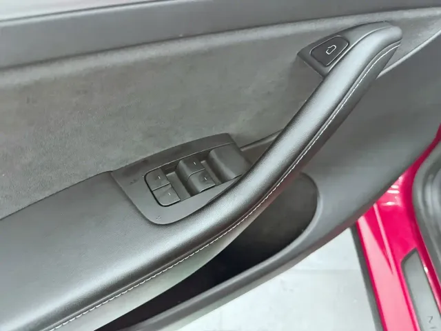Tesla Model Y — Фото автомобиля 16