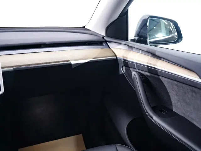 Tesla Model Y — Фото автомобиля 24