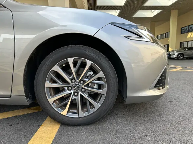 Lexus ES — Фото автомобиля 27