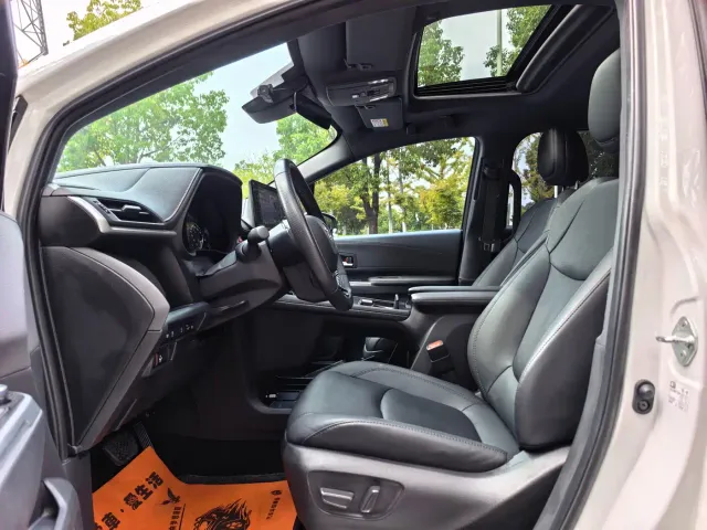 Toyota Sienna — Фото автомобиля 8