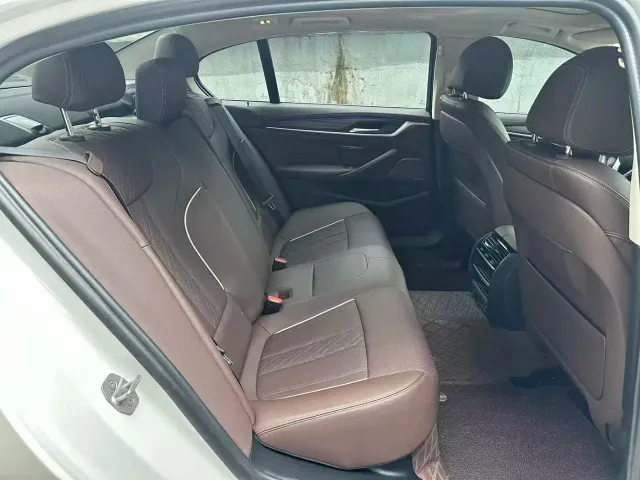 BMW 5 Series — Фото автомобиля 12