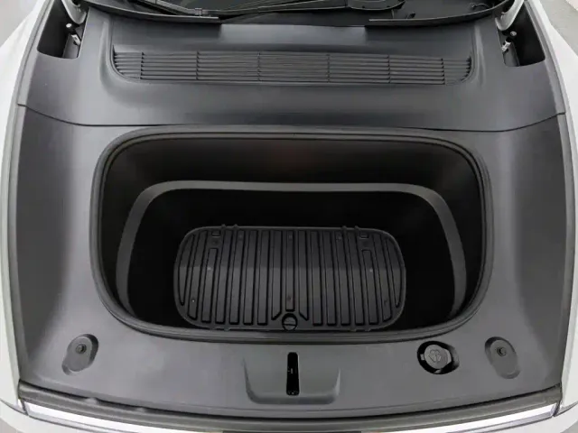 Tesla Model Y — Фото автомобиля 6