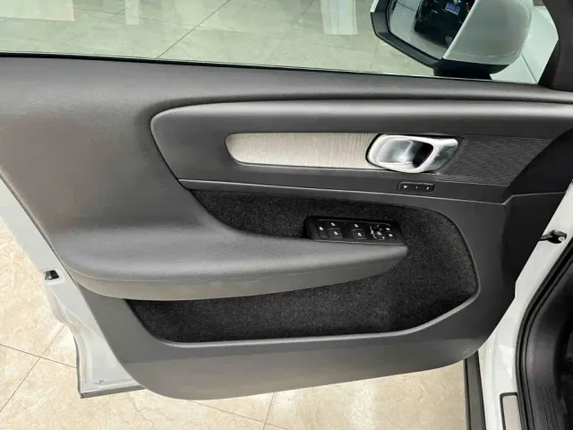 Volvo XC40 — Фото автомобиля 15